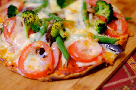 たっぷり野菜とソーセージのピザ