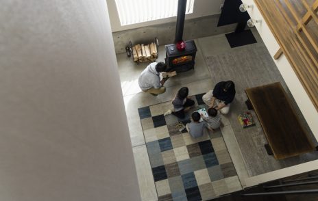 家全体が暖まり、体も芯から温まる。 家族が集う薪ストーブのある暮らし